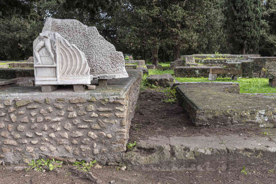 Italia - Ostia 17 - parque arqueológico de Ostia Antica - necrópolis de la Via Osciense
